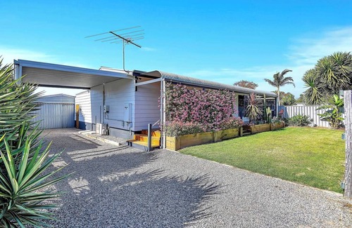 Port Willunga House | Port Parade Poolside BBQs and Modern Beach Living