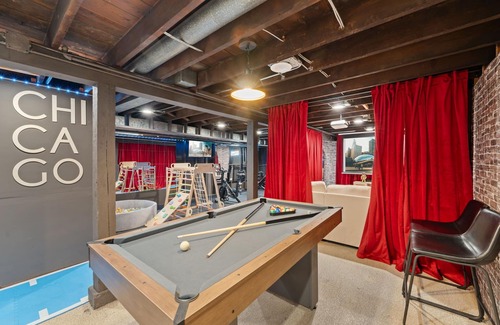 Chicago House | Portage Park,Jacuzzi, Movie Theater, Game Room, Gym, Arcade, Fits 16 Guest, Deck