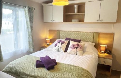 Praa Sands Ski Chalet | Pottsville Cabin Sleeps 4 with Deck