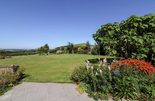 Huntshaw Cottage | POUND COTTAGE, pet friendly, with a garden in Great Torrington