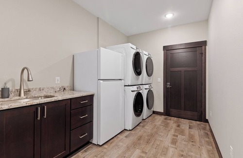 Lead House | Powder House Pass 5 bedrooms - Hot tub, large garage, paved roads