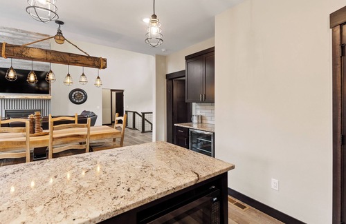 Lead House | Powder House Pass 5 bedrooms - Hot tub, large garage, paved roads