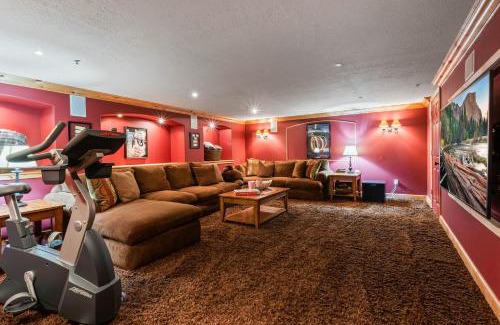 Park City House | Powder Reflections by KABINO 1.5 miles to Deer Valley Gondola Ping Pong Theater Room WiFi Jordanelle