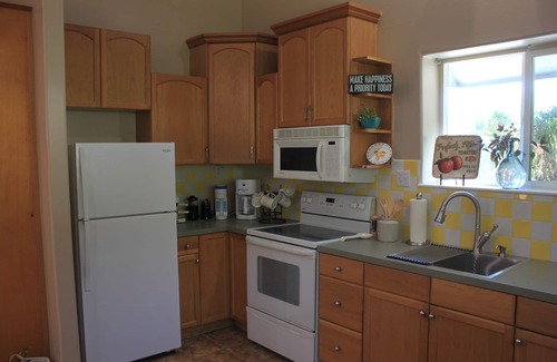 Exeter House | Powell Ranch Enjoy jacuzzi on beautiful farm