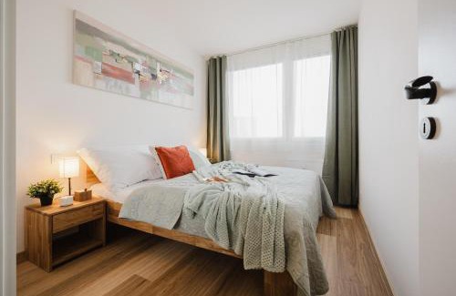 Michle Apartment | Prague Days - 2BDR Apt - Workspace - 200Mbps WiFi