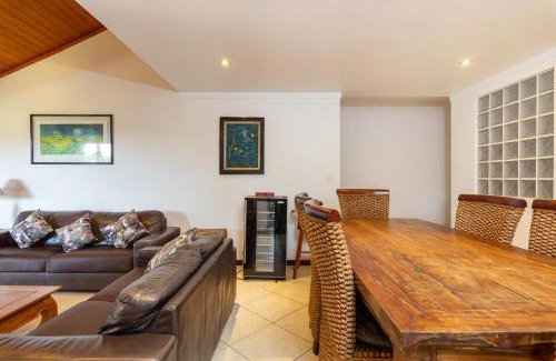 Downtown Buzios Villa | Praia da Ferradura com quatro suítes e piscina.