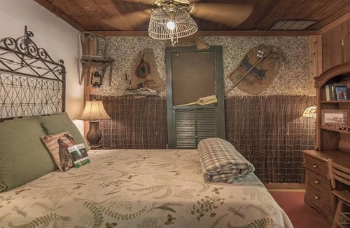 Glen Rose House | Prairie House. River Cabin. Sleeps 8