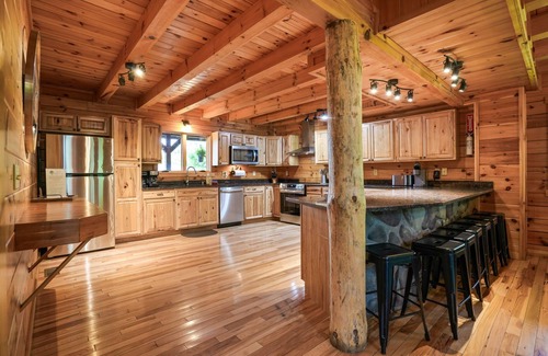Logan Cabin | Premium Hocking Hills Group Lodge 8BR 5.5Ba Hot Tub, Pond, Starlink, Game Room