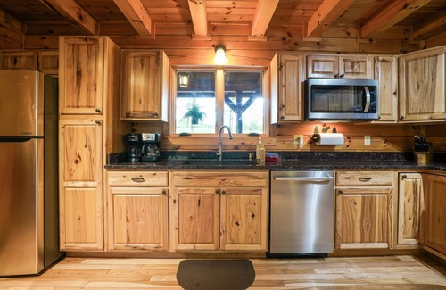 Logan Cabin | Premium Hocking Hills Group Lodge 8BR 5.5Ba Hot Tub, Pond, Starlink, Game Room