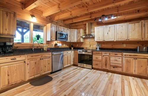 Logan Cabin | Premium Hocking Hills Group Lodge 8BR 5.5Ba Hot Tub, Pond, Starlink, Game Room