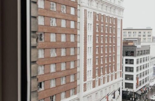 Downtown Portland Apartment | Premium King | Rose City Hub + Pulitzer Tribute