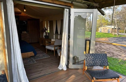 Bastrop House | Premium Lakefront Cabin #4: The Cardinal (Austin)