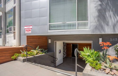 Miracle Mile Apartment | Premium Mid-Wilshire Studio w/Pool, A/C, nr Food & Shops, by Blueground