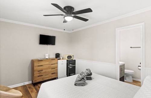 Carolina Beach Hotel | Premium Queen Room Hotel- 2 Pools, Near Beach/Boardwalk, Pets not Allowed