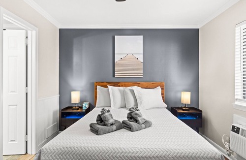 Carolina Beach Hotel | Premium Queen Room Hotel- 2 Pools, Near Beach/Boardwalk, Pets not Allowed