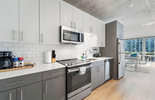 River North Apartment | Premium Urban 4BR - Perfect Mix of Comfort & Location