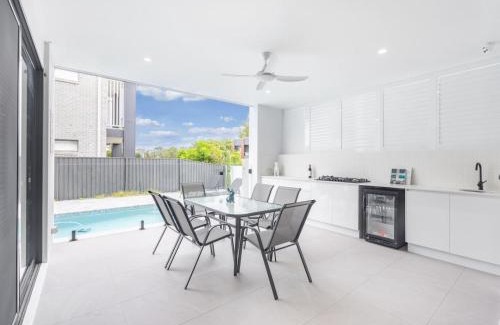 Rochedale House | Prestige and Elegance 5BR House w Pool Rochedale