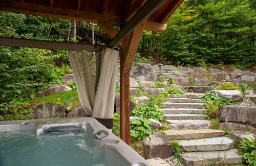 Les Pays-d'en-Haut Regional County Municipality Ski Chalet | Prestigious chalet built exclusively using the Scandinavian log method.