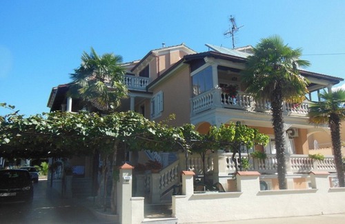 Gulici Apartment | Pretty Apartment With Balcony