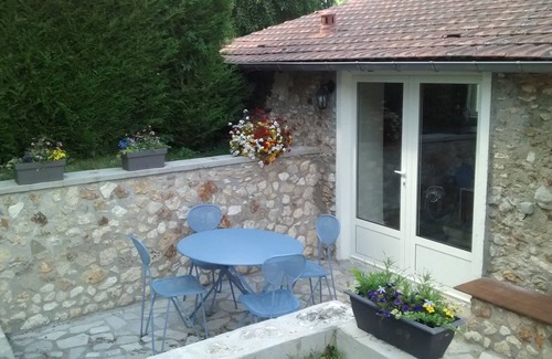 Neuville-Bosc Cottage | Pretty stone cottage in a picturesque setting