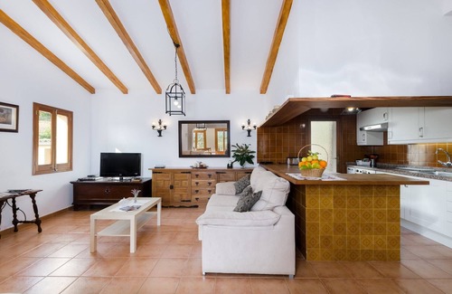 Alaro Cottage | Pretty villa with balcony