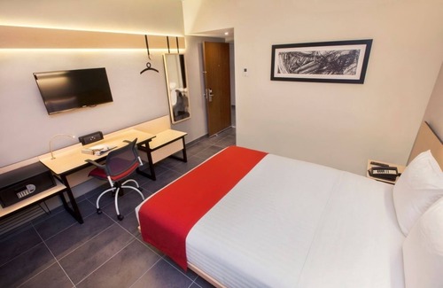 El Tezal Hotel | Prime Cabo Location | Steps to Beach, Bars, Marina & Cabo’s Nightlife Scene