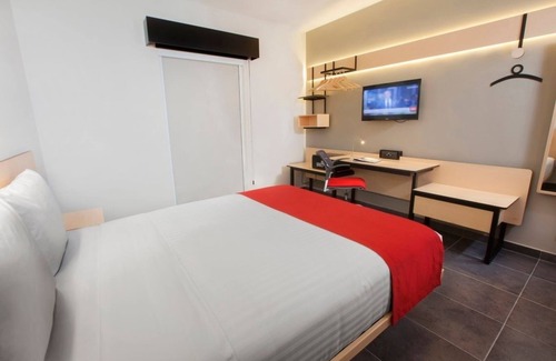 El Tezal Hotel | Prime Cabo Location | Steps to Beach, Bars, Marina & Cabo’s Nightlife Scene