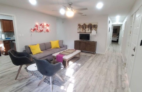 Parker Lane House | Prime Central Austin Getaway: Style & Convenience