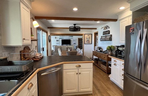 Beulah House | PRIME FALL & WINTER OPENINGS-BEAUTIFUL LAKE RETREAT-SLEEPS 20