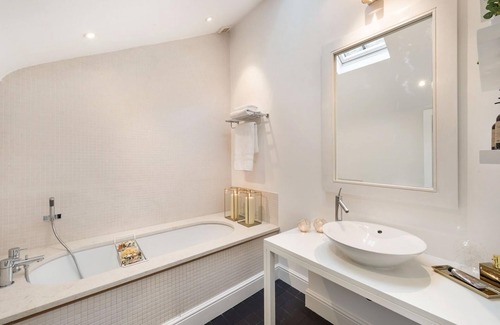 Brompton & Hans Town House | Prime Knightsbridge Mews - 4 bed House