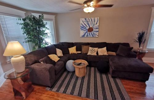 Downtown Niagara Falls House | Prime location! 4 bedroom house located right next to the casino and the falls