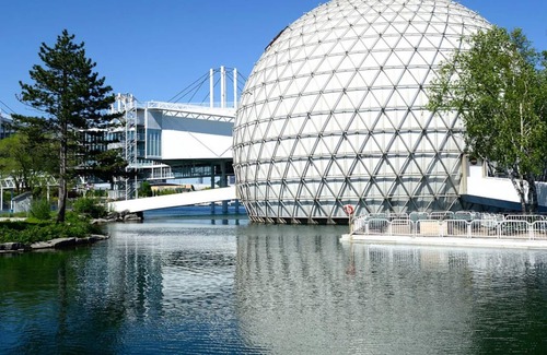Beaconsfield Village House | Prime Location! On-Site Restaurant, Minutes From Toronto Eaton Center