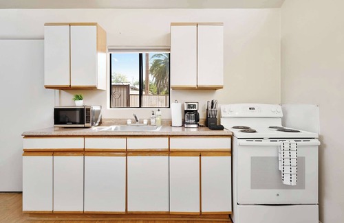 Sam Hughes House | Prime Location | Quick Access to Downtown & UofA