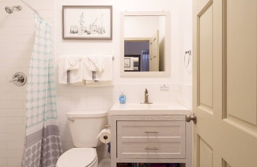 Wicker Park Apartment | Prime Location Wicker Park Studio Close to Shops & Dining