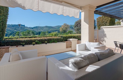 Benahavis Apartment | Prime location within beautiful gated community - LATE AVAILABILITY!