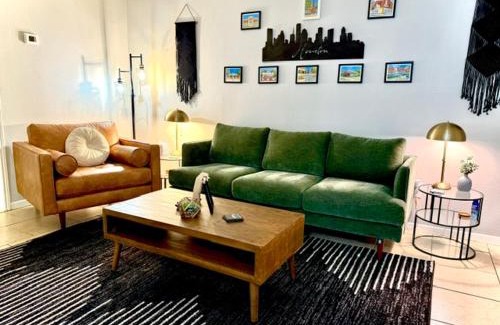 Neartown Apartment | Pristine Full Sized Montrose Apartment Half Block to Menil Museum