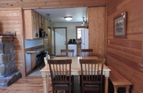 Mt Lookout Cabin | Privacy & nature with Hot Tub, Fireplace, fire pit, & local outdoor activities,