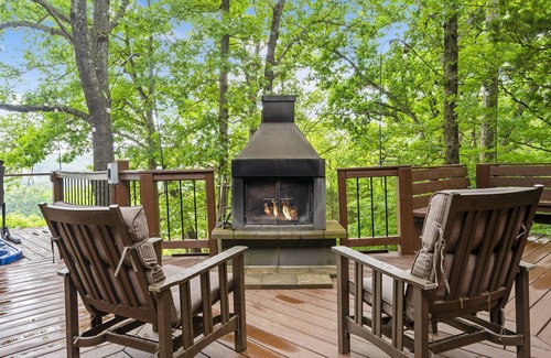 Blue Eye Cabin | Privacy-On 40 Acres-Near TableRock Boat Launch-Games-Stunning Views-New Cmnty Pool-Car Charger