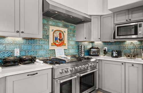 La Tierra House | Private 15 Acres | Hot Tub + Views | Close to Plaza | Monthly Rates