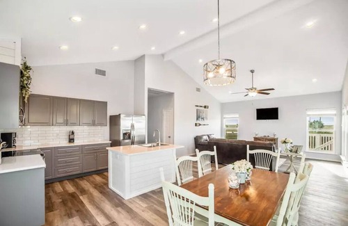 Port Aransas House | Private 3 BR Stilt Home, Shared Pool, 5-minute drive to the Beach, Dogs OK!