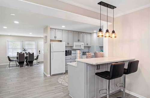 Sterling House | Private 3BDR, Spacious 1LVL Home, Mins to Airport