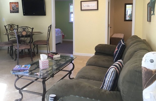 Lake Worth House | Private and secluded Cottage Guest House