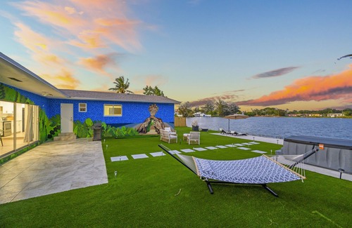 Seybold House | Private Beach Villa Miami with Hot Tub & BBQ, Ping Pong & Pool table