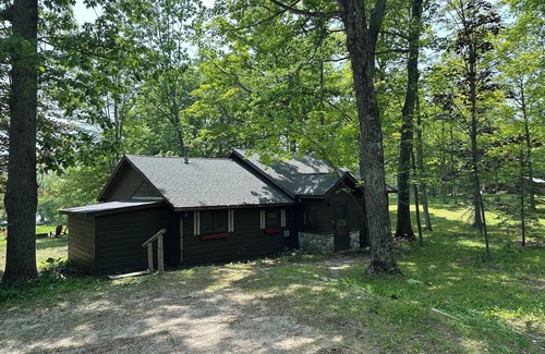 Carp Lake Cottage | Private beachfront cottage, WiFi and AC on Lake Paradise, minutes from Mackinaw
