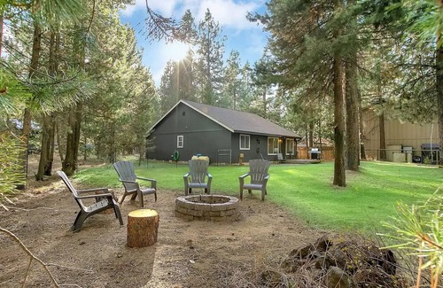 Three Rivers House | Private cabin, hot tub, dogs welcome, close to river & mountainsnn