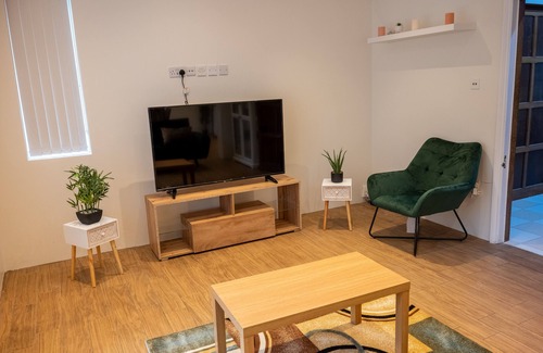 Luton House | PRIVATE COMFORTABLE CONTRACTOR DETACHED LutonAirport WI-FI PARKING SPACIOUS