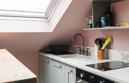 Stroud Green House | Private Comfortable Loft Apt in Superb Period Home 5 mins walk to Finsbury Park