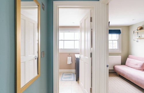 Stroud Green House | Private Comfortable Loft Apt in Superb Period Home 5 mins walk to Finsbury Park