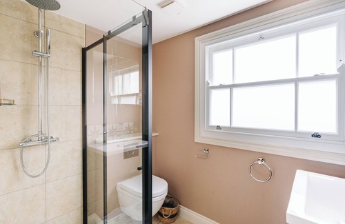 Stroud Green House | Private Comfortable Loft Apt in Superb Period Home 5 mins walk to Finsbury Park