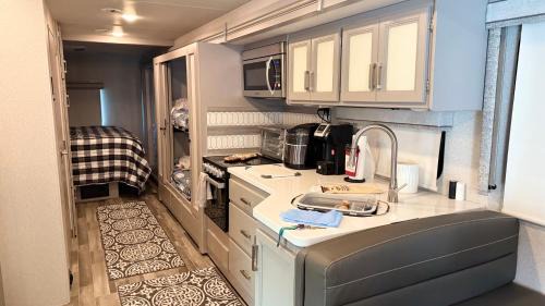 Ludlam House | Private Cozy R/V , for your enjoyment